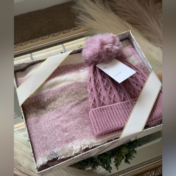 [NWT] Nine West Plaid Wrap & Diamond Stitch Beanie Set - Picture 4 of 5